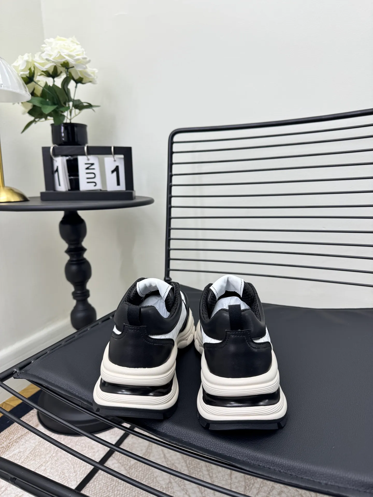 Men's men's shoes pP660! Size: 35-41 Chanel 25C new Chanel sports and casual shoes. Versatile white shoes. You can’t go wrong with the styles. The contrasting colors are full of vitality. The logo embossed on the side is very delicate on the feet. The upper is made of original customized materials. The original outsole.